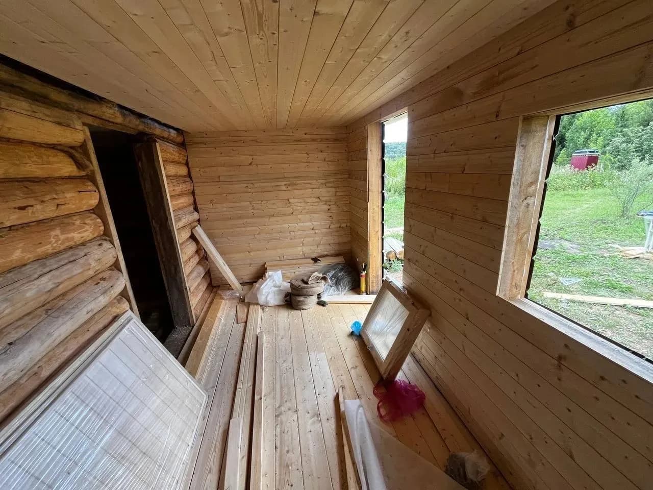 Баня из бревна под двускатной крышей - фото 6